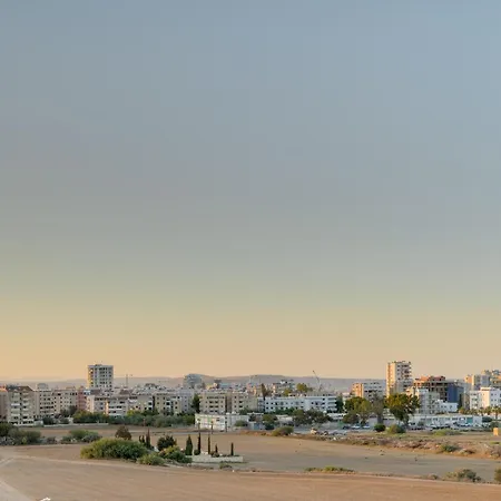 Majestic Sunset Salt Views 300m From Apartament Larnaca