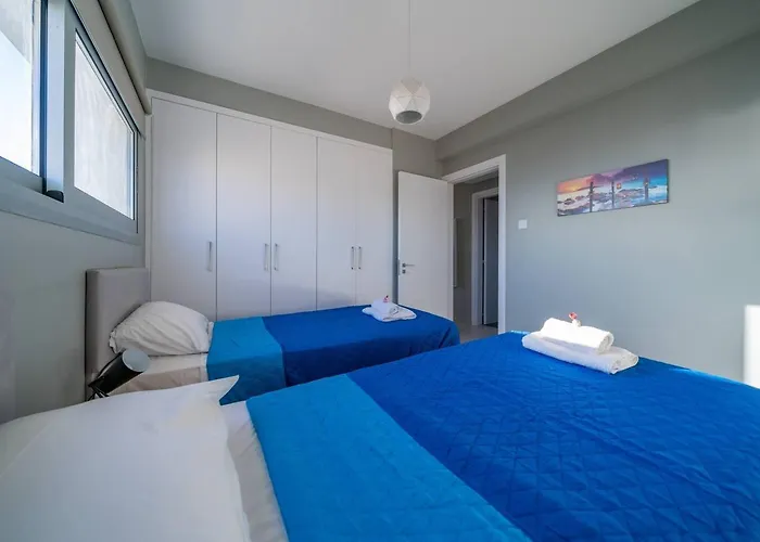 Majestic Sunset Salt Views 300m From ラルナカ