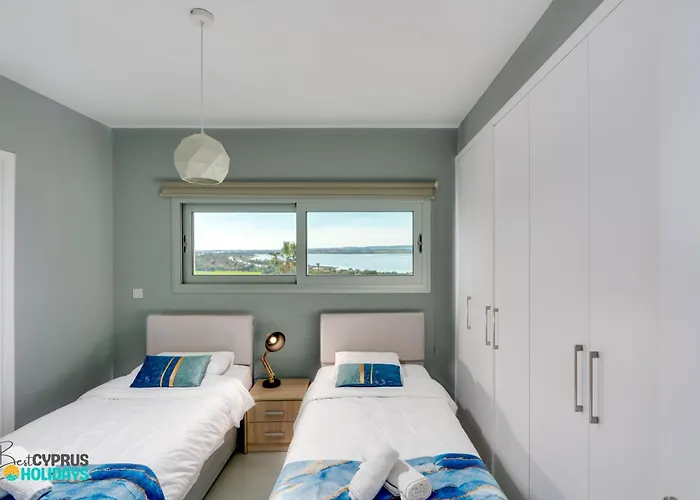 Majestic Sunset Salt Views 300m From ラルナカ